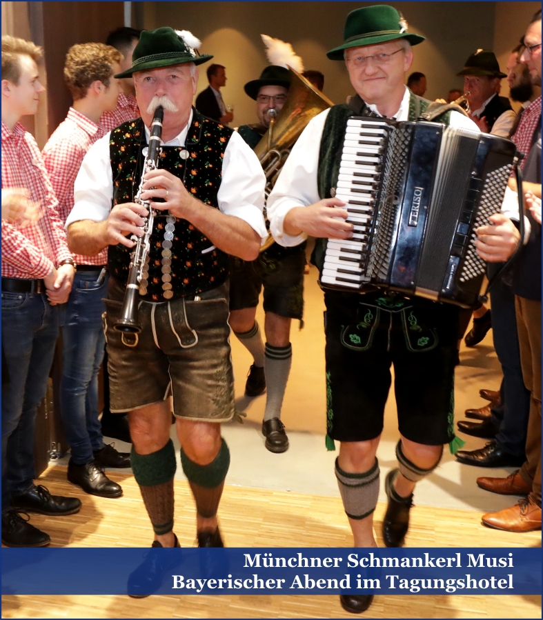 Bayerischer Abend mit der Münchner Schmankerl Musi Münchner Schmankerl Musi beim Einzug der Gäste in das Münchner Tagungshotel Infinity Unterschleißheim